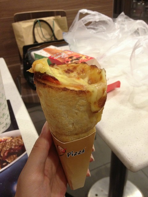 酸梅汤,雪梨菊花,台湾鸡米花,炸鸡翅 手卷披萨跟kfc或者m家蛋筒似的