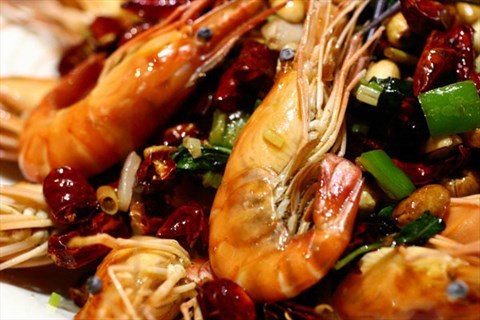 越辣虾(68元例):鲜虾开背炸熟,与洋葱,香茅,猪肉,腰果,金不换爆炒,自卖辣椒的老农交哪几种税图片