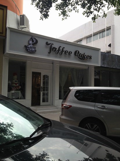 店门只打开了一边,白色的门很欧式,里面只有一桌中学生.