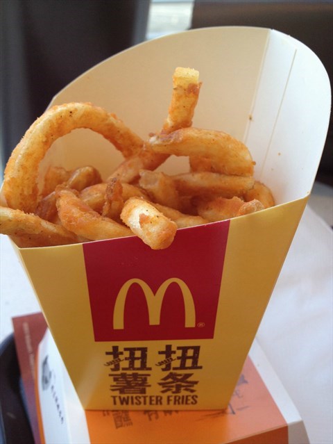 麦当劳出了新款汉堡外加扭扭薯条,价格比其他套餐略贵些,汉堡里面的料