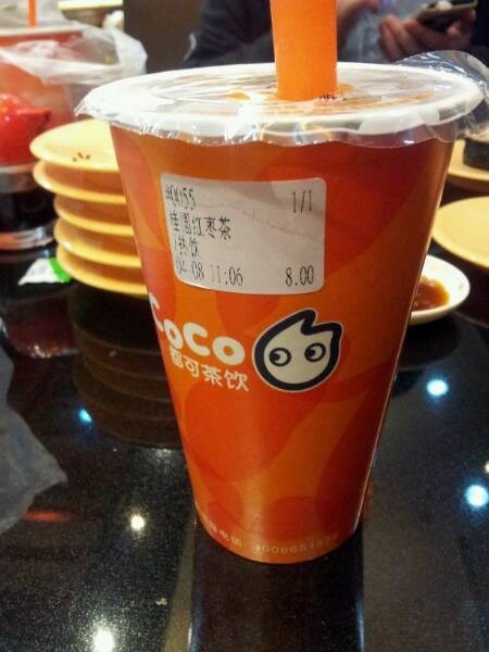 价格蛮大众的!珍珠奶茶:珍珠好大粒;外表好滑;内里依韧有嚼头!