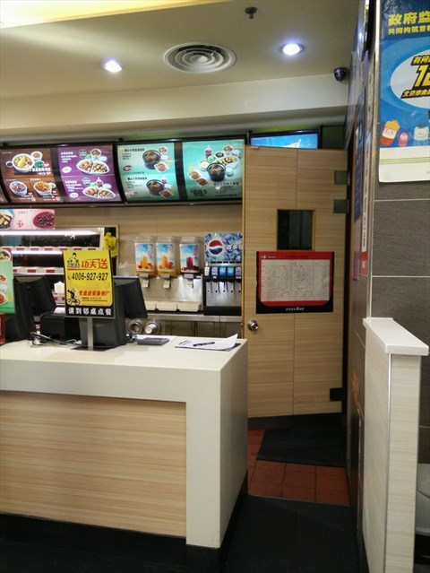 收银台 0 店内另一角 0 果汁(金杏蜜桃汁) 0 狮子头饭 0 猪骨汤 0