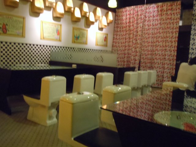 地方是挺宽敞的，分有几个区。最重要空调充足！！