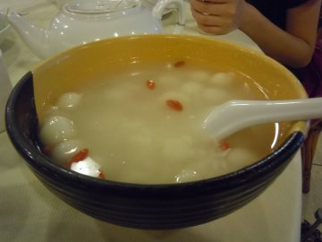 酒酿丸子。不过那里好像不叫这个名字。 酒味很淡，很适合我。而且不会甜到腻。丸子小小的。不会粘牙。不得不说！！好大好大一碗。我们要的还是小碗的！！！！貌似这样一大碗也才10.可以装上6.7小碗吧。也很抵吃哦