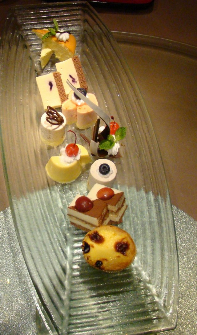 这道点心种类比较全,有蛋挞.布丁.芝士.忌廉的蛋糕,如果过生日每人一个大家一起吹,多有气氛!