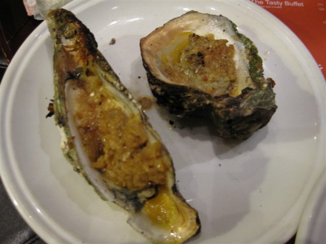 炭烧生蚝（D味调得好正，好食，不过生蚝有D瘦，排队人龙最长，不过都唔使等好耐）