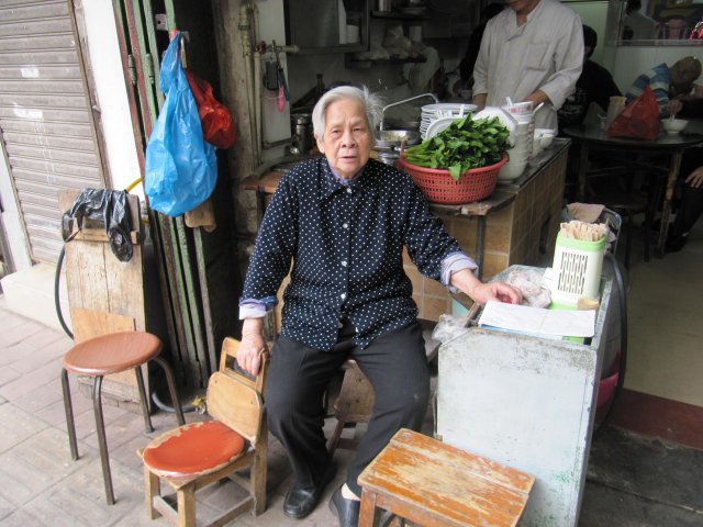 精神抖擞的婆婆