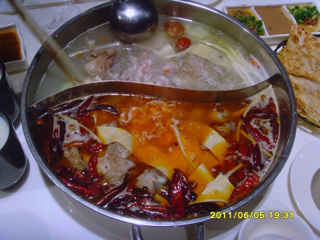 筒骨鸳鸯锅。