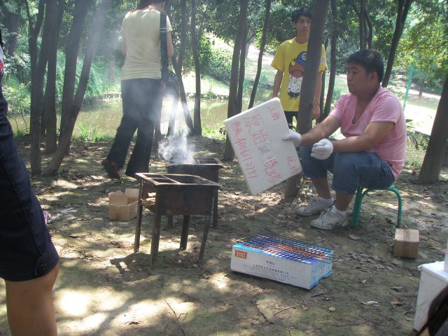男士们在卖力的生火。。。辛苦各位了呀