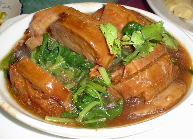 芋头扣肉煲