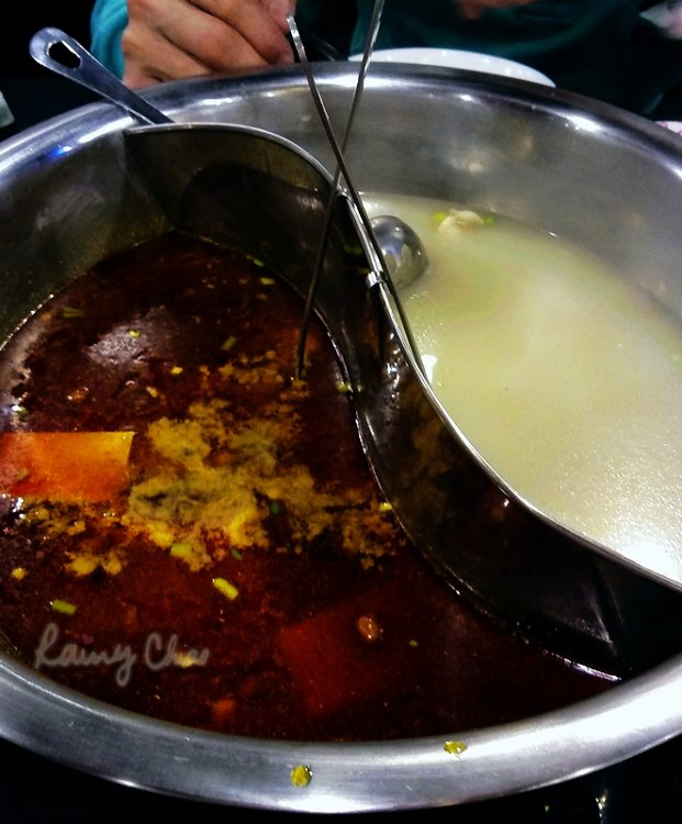 正  鸳鸯锅底，这边是特辣的，是不是很厉害呢？