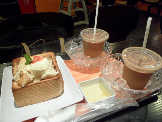 35蚊嘅雪糕厚多士+2杯冰镇奶茶全家福!!!