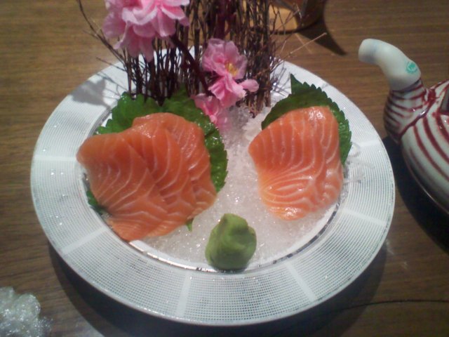 三文鱼刺身，48元，5片，不算厚切，也不算太新鲜