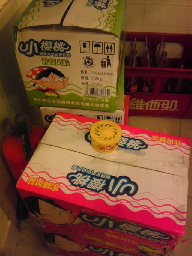 旁边放了几箱汽水