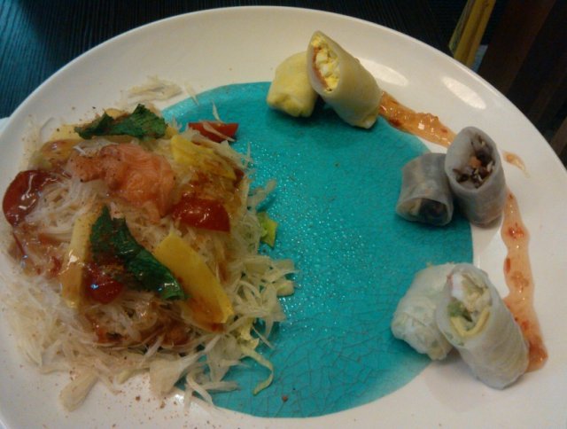 左边是柚子沙拉,右边是春卷,这是吃过最难吃的春卷,那皮硬得跟猪皮一样