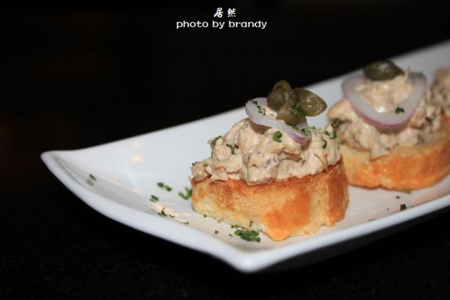 吞拿鱼酱配面包 酱香浓稠，入口即化，但是又夹着蛮有嚼劲的面包，是什么滋味儿？哈哈