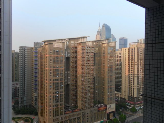 从咖啡馆的小阁楼向外望
