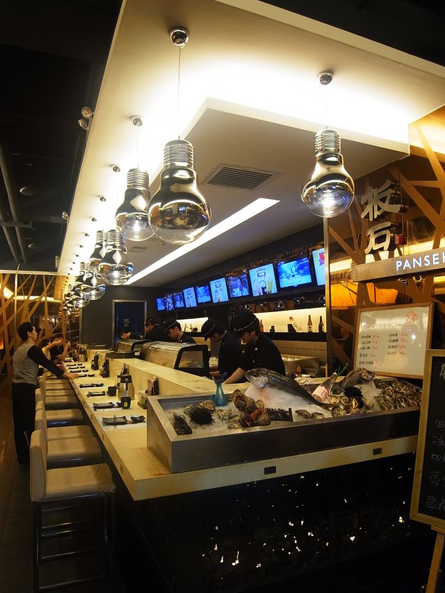 一個人的話 喝個小酒吃刺身 看著忙碌的身影