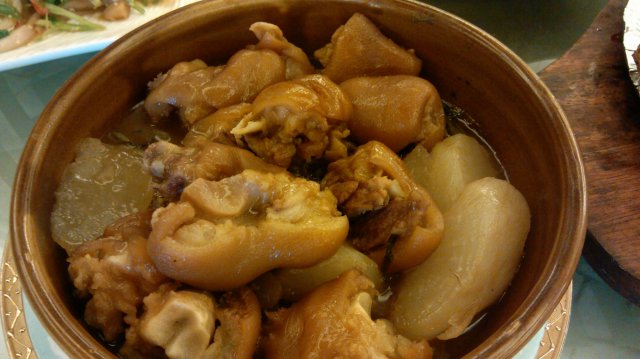 梅菜猪手，味道有点像梅菜扣肉，但是猪脚没有煮透，不太入味，很有嚼劲