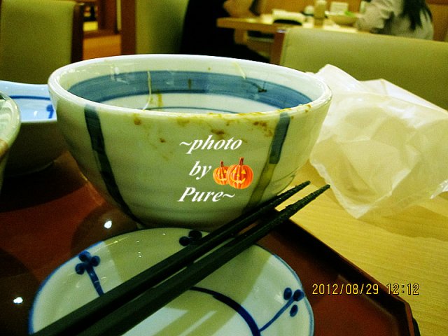 味增猪排盖浇饭虽是小份 碗很深