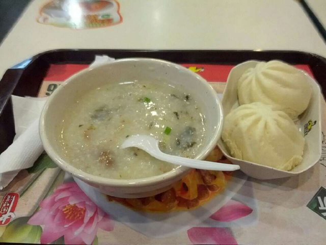 排骨粥与生肉包