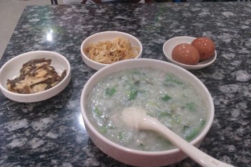 皮蛋瘦肉粥搭配美味小菜