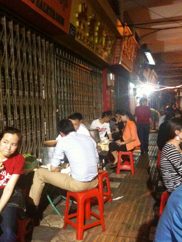 就这样临街桌椅吃羊腩煲