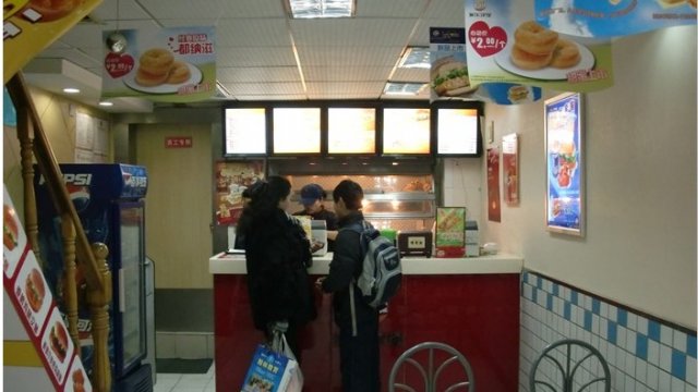 派乐汉堡一楼，还有两个顾客呢。