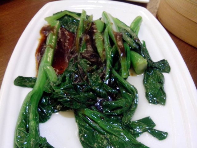 吃剩几条的菜心