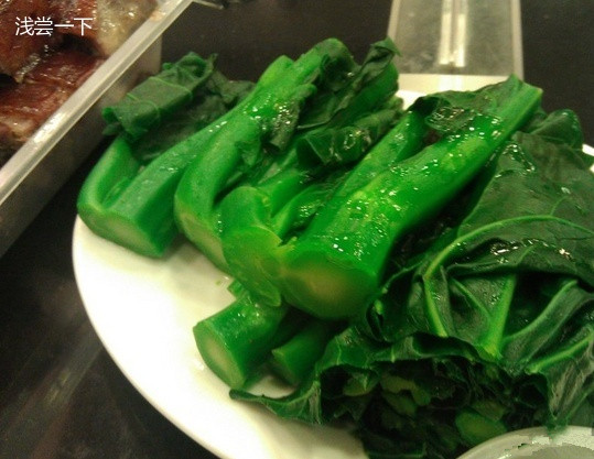 灼芥蓝，这里的灼菜真要好好改进，前后两次去都做的不好，时间控制不好，一点也吃不出芥蓝的爽脆，失败之作。