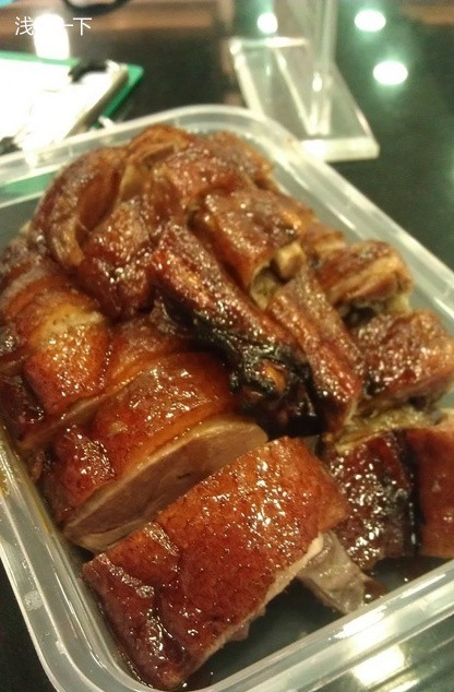 烧鹅，烧制没有问题，皮脆，肉也很结实， 但唔多入味，不过同样吸引众多街坊排队