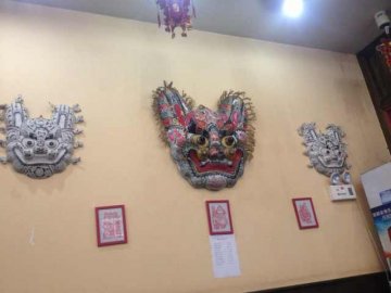 很多小工艺品