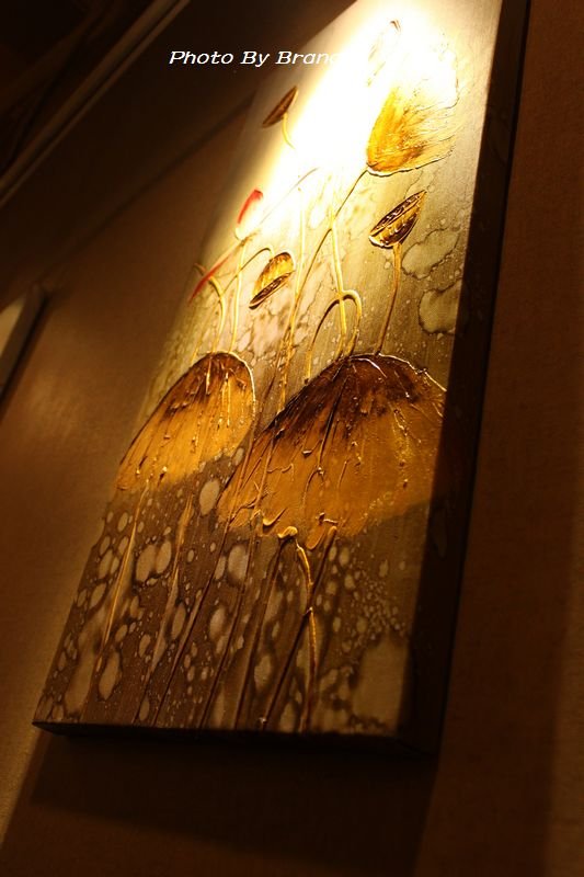 莲花的挂画，金黄厚重的颜色，很温暖很放松的感觉！