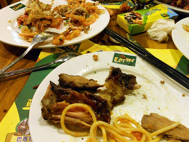 烤焦的牛肉和鸡翅