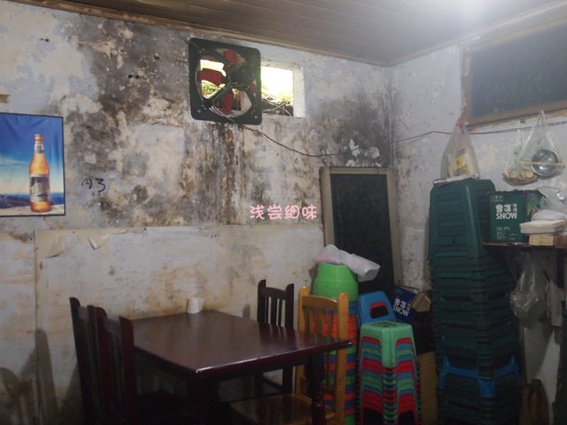 真不敢相信还有这等破败不堪的用餐场所，脏得身子不敢挪半米，筷子几乎不敢碰嘴唇，晕死