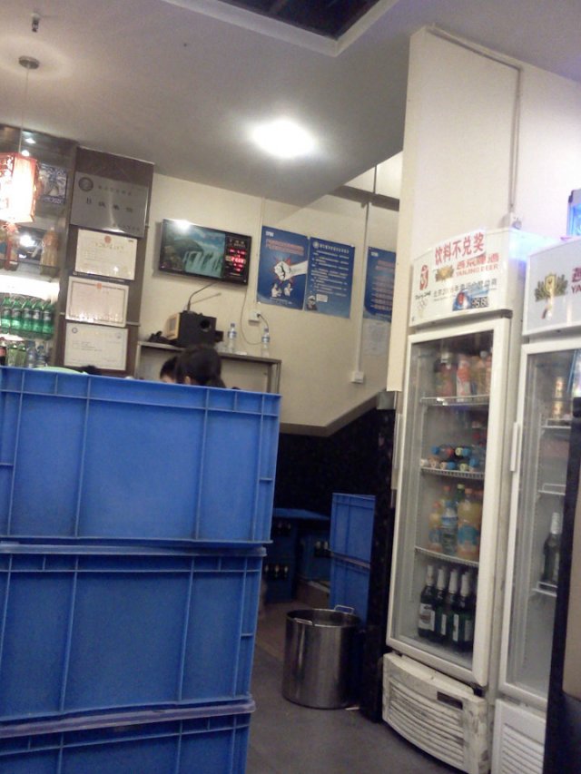 饮料柜及通往二楼的小楼梯，比较挤