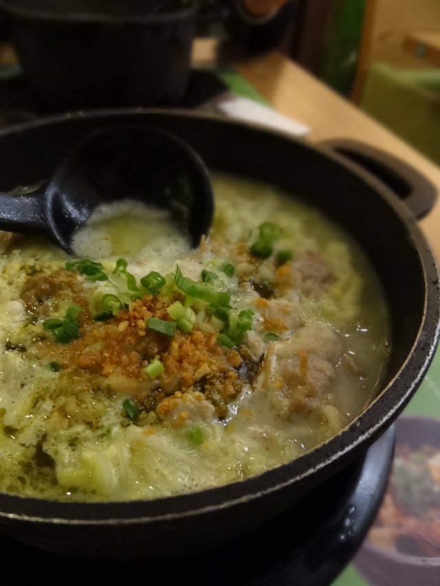 酸汤肥牛煨面