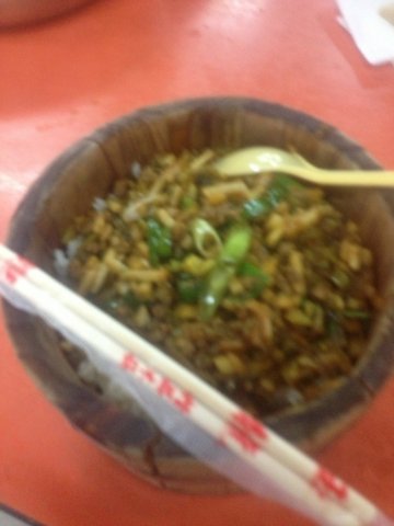 酸菜小笋肉末饭，木桶饭家的食物还不错，味道很好，；量很足