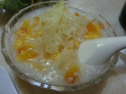 银耳木瓜粥 虽然木瓜鲜嫩。。但是太凉太冰了。。