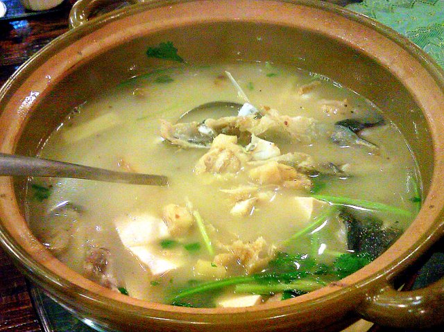 豆腐芫茜滚鱼头鱼尾汤