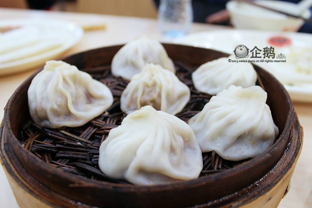 小笼包，貌似8块钱6个，味道一般，偏甜，吃不出南翔小笼包的那股鲜味，略逊色于南京刘长兴的小笼包，当然，比广州的金牌小龙&上一笼的要好味很多。