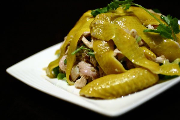 西贡麻油鸡（58元半只）：先以新鲜黄姜调水浸熟，然后冰水过冷河分拆开，最后以麻油、沙姜捞起，这样处理的鸡肉肉质鲜美爽滑，别具风情。