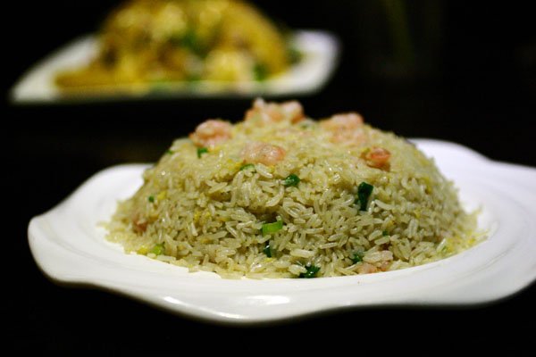 榴莲鲜虾仁炒饭（48元例）：米饭经过特殊处理（林师傅一再强调这是私人独门秘方，不能外传哦，想知道的话，带上一瓶好酒找林师傅去吧。）所以即使与榴莲同炒也不会有粘粘的口感，饭颗粒分明，甫一上桌已闻到泰国金枕榴莲散发的浓郁香气，虾仁只能轮为配角，被赤祼祼地忽略掉。