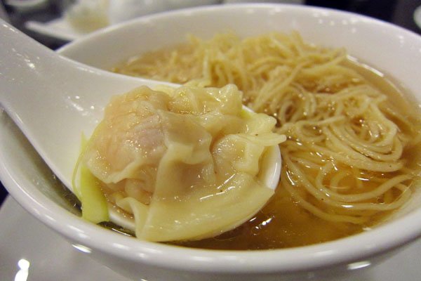 这里的云吞馅起用河虾和半肥瘦猪肉,香浓味美。