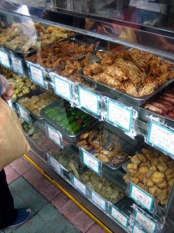 食品全部鲜炸，不过如果现食，推荐芋虾，较多人买，新鲜热辣口感一流，当然你的脸得有开嘉年华的思想准备。