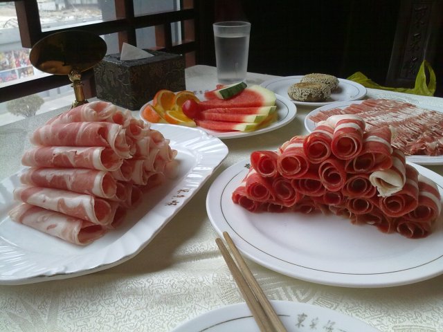 3盘肉 远处的烧饼