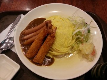 维也纳香肠和黄金大虾蛋包饭