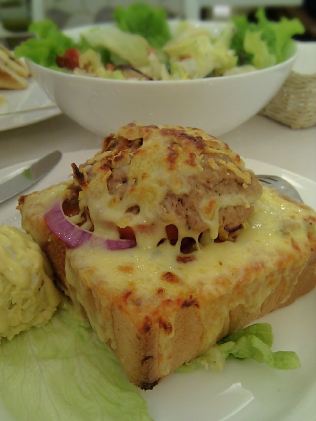鲔鱼蛋酥披萨
