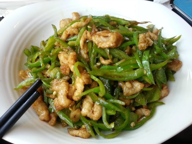 青椒肉丝，这那是肉丝啊，都是肉片状，青椒炒的太烂了，没有嚼头，肉也不嫩，撕咬不动啊！！