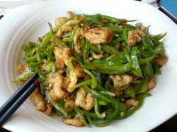青椒肉丝，这那是肉丝啊，都是肉片状，青椒炒的太烂了，没有嚼头，肉也不嫩，撕咬不动啊！！